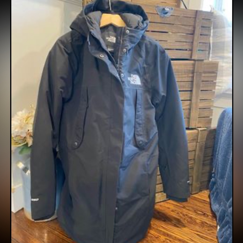 The North Face womens Large New Outerboroughs Parka - MSRP $500 missing fur.